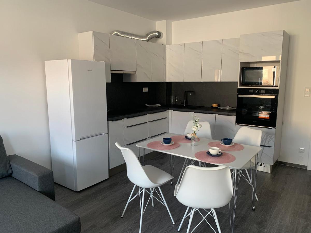 Soukromy Byt 2+Kk S Balkonem A Parkovanim Znojmo Exteriör bild