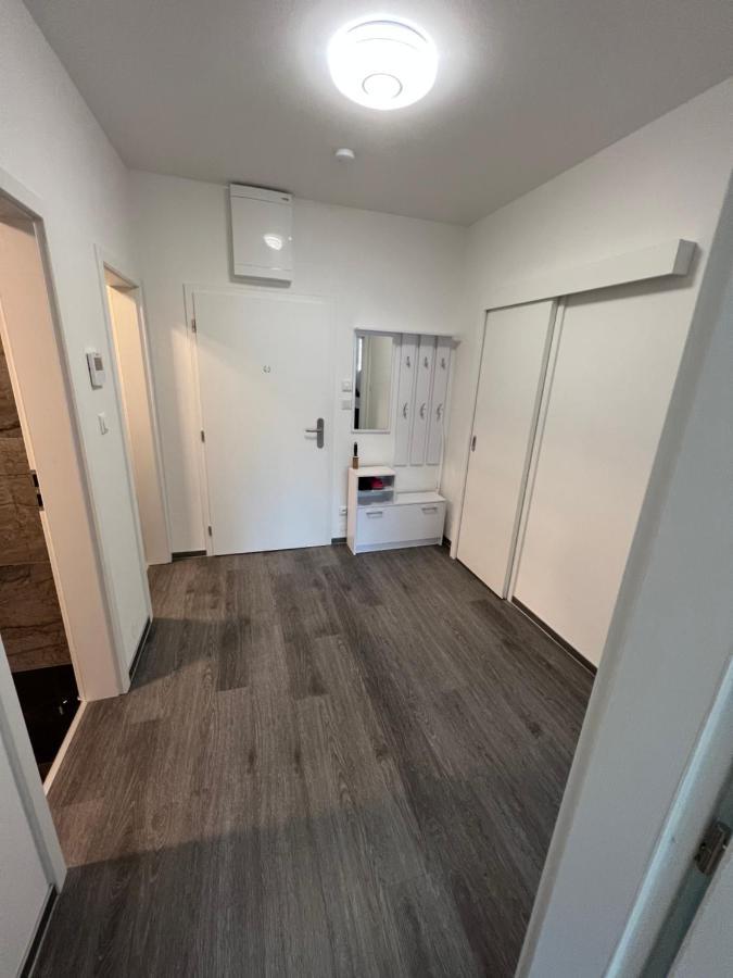 Soukromy Byt 2+Kk S Balkonem A Parkovanim Znojmo Exteriör bild