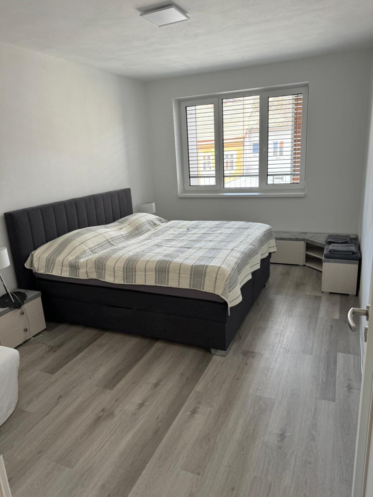 Soukromy Byt 2+Kk S Balkonem A Parkovanim Znojmo Exteriör bild